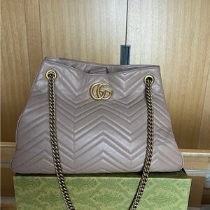 AUTHENTIC Gucci Taupe Chevron GG Chain Shoulder Bag MARMONT MATTELASSE BEIGE
